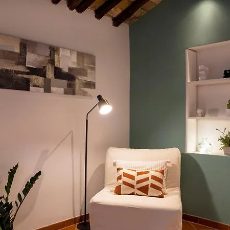 Views Of The Coliseum Apartment *