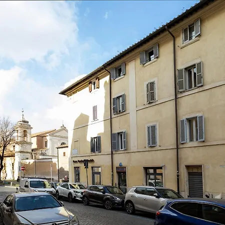 Views Of The Coliseum Apartment *